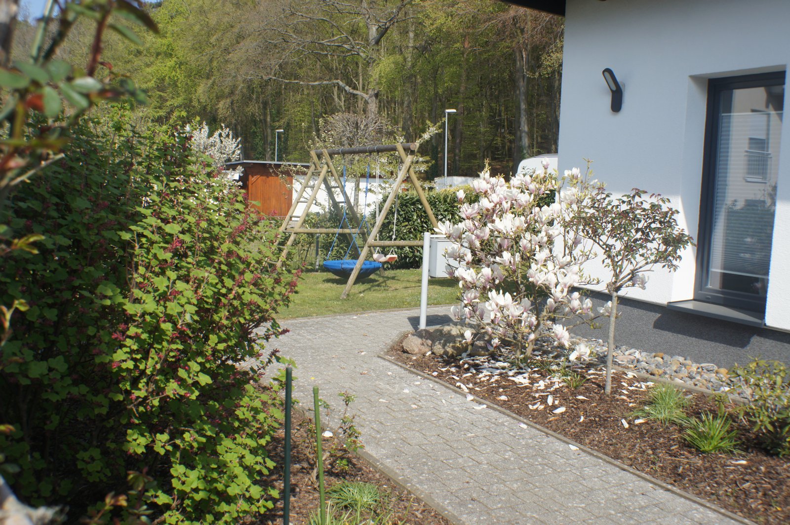 Garten mit Klettergerüst und Schaukeln Garten mit Klettergerüst und Schaukeln