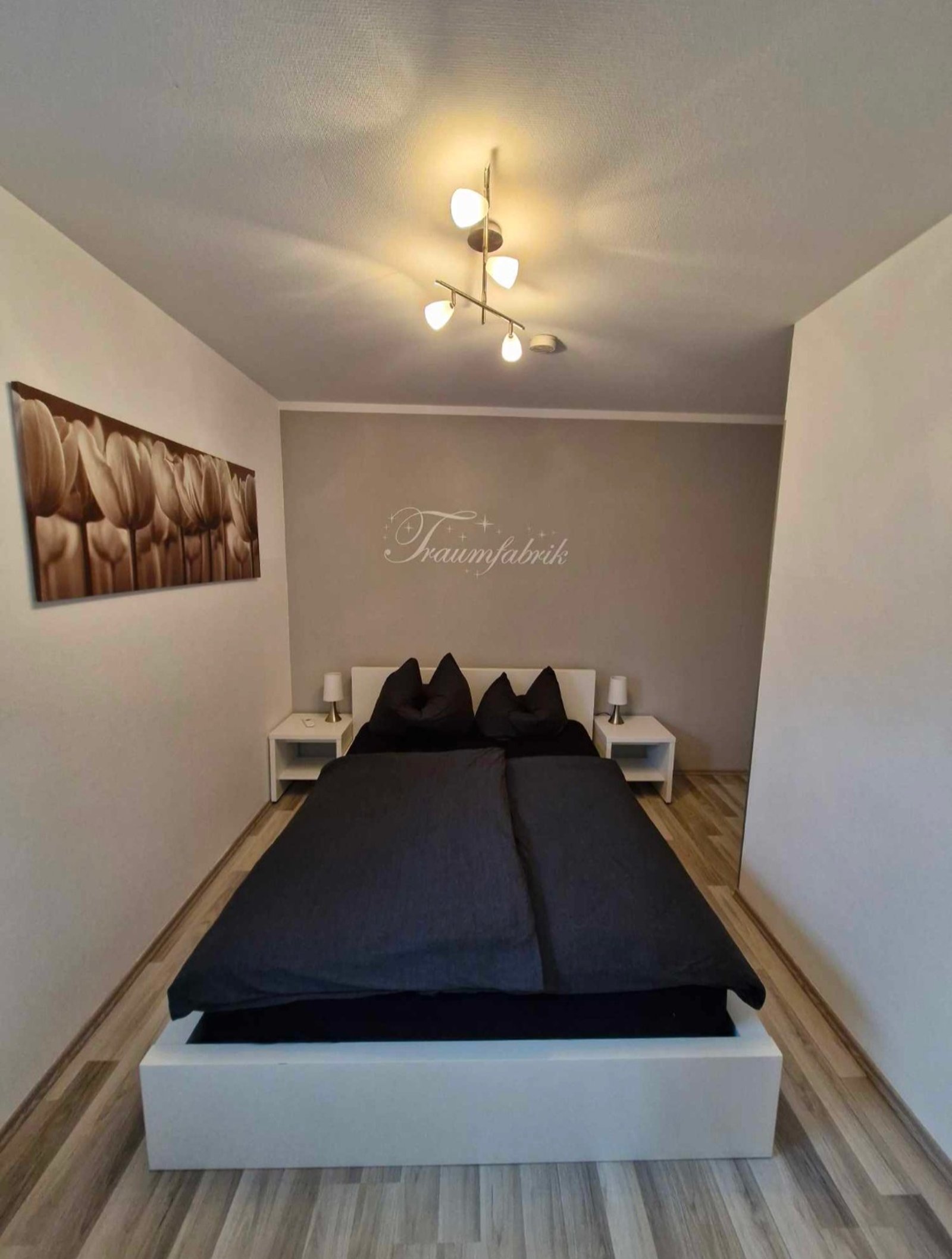 Schlafzimmer 3 mit französischem Doppelbett Schlafzimmer 3 mit französischem Doppelbett