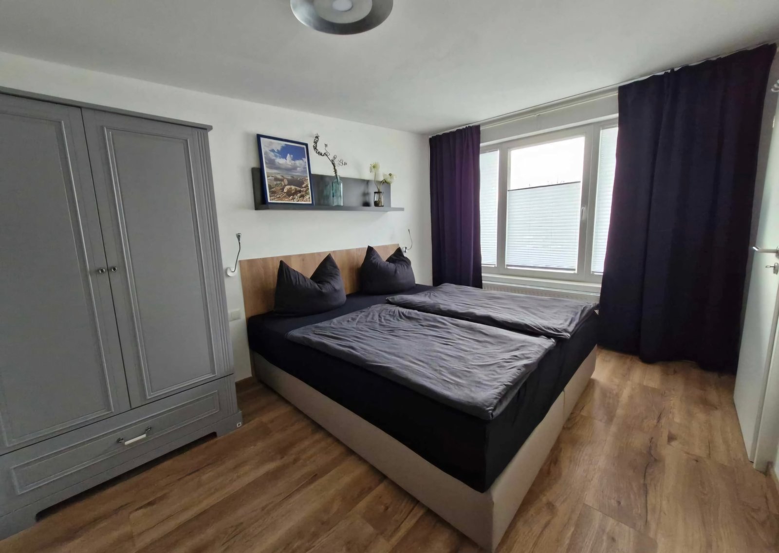 Schlafzimmer mit komfortablem Boxspringbett Schlafzimmer mit komfortablem Boxspringbett